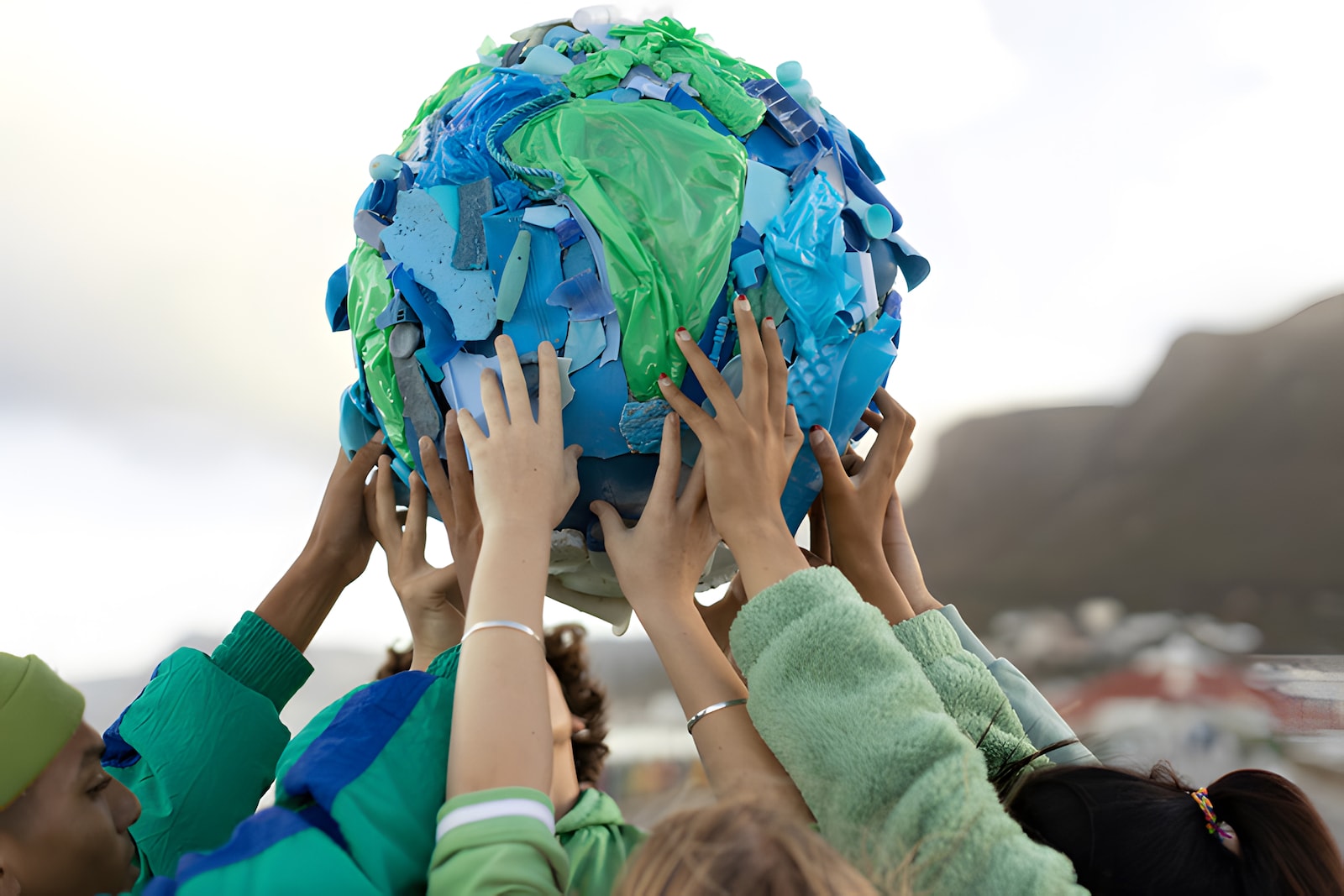 jóvenes sujetando una pelota con forma de planeta Tierra